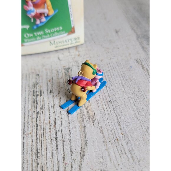 Hallmark on slopes Winnie the Pooh ornament Xmas miniature - Picture 4 of 5